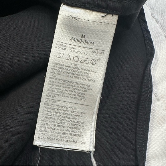 Banana Republic 100% Lyocell Black Button Down Blouse With One Front Pocket - Picture 9 of 14